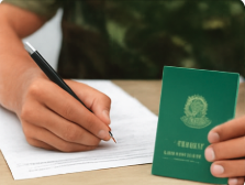 Pessoa preenchendo documento militar